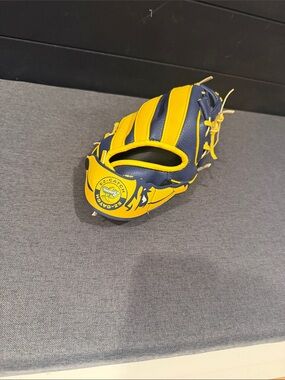 Wilson Kids Savannah Bananas Baseball Glove in Navy and Bright Yellow